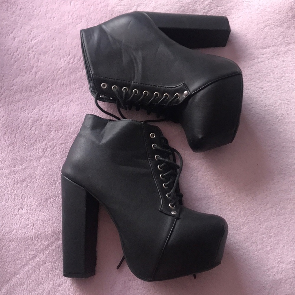 Black boots in great condition